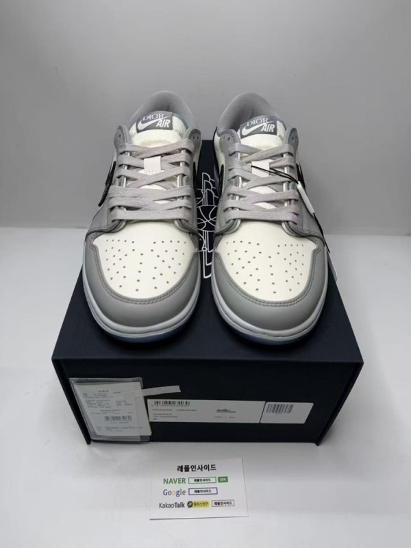 레플디올조던1로우 레플리카에어조던디올 실사 이미지입니다. PK공장 하이퀄리티 레플로 그레이 스웨이드와 디올 오블리크 패턴이 돋보입니다. 트래비스 스캇 조던과 발렌시아가 트랙도 함께 구매 가능합니다. 롤렉스 데이저스트 레플리카시계와 샤넬 보이백 레플가방도 준비되어 있습니다.