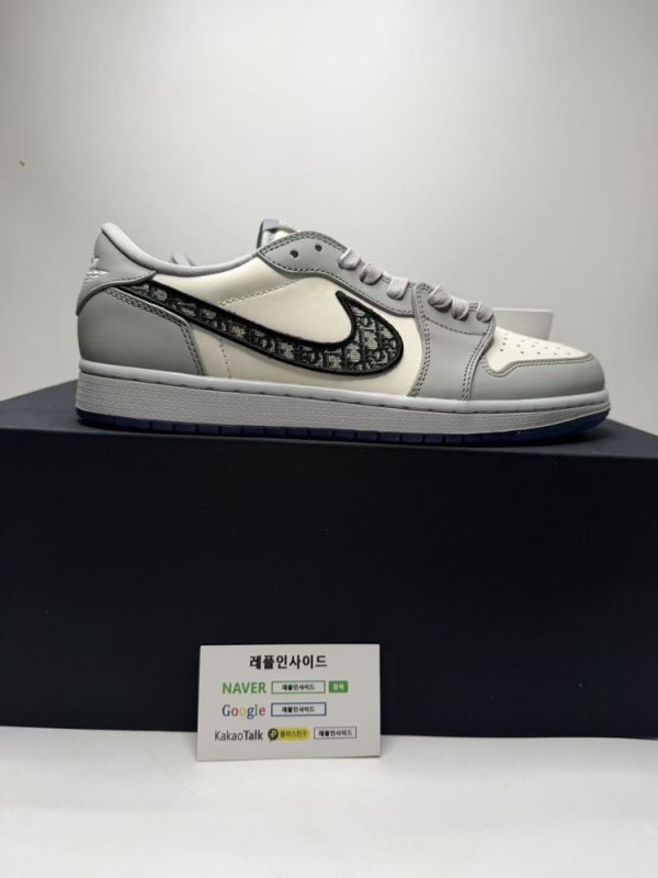 디올 x 조던 앞면 실사로 토 부분과 오블리크 패턴 디테일이 돋보입니다. LJR공장 레플리카 퀄리티로 아디다스 젤리피쉬와 퍼렐 콜라보 모델도 보유중입니다. 파텍필립 노틸러스 시계와 디올 북토트 백도 하이퀄리티입니다.