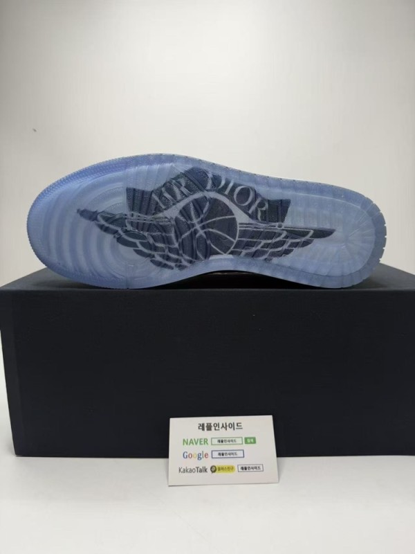 디올 조던1 로우 바닥 아웃솔 실사로 독특한 디테일을 확인할 수 있습니다. zh공장 정교한 마감으로 스캇 카나리와 조던1 로우 리버스모카도 인기입니다. 브라이틀링 내비타이머 시계와 생로랑 카바스 백도 준비되어 있습니다.