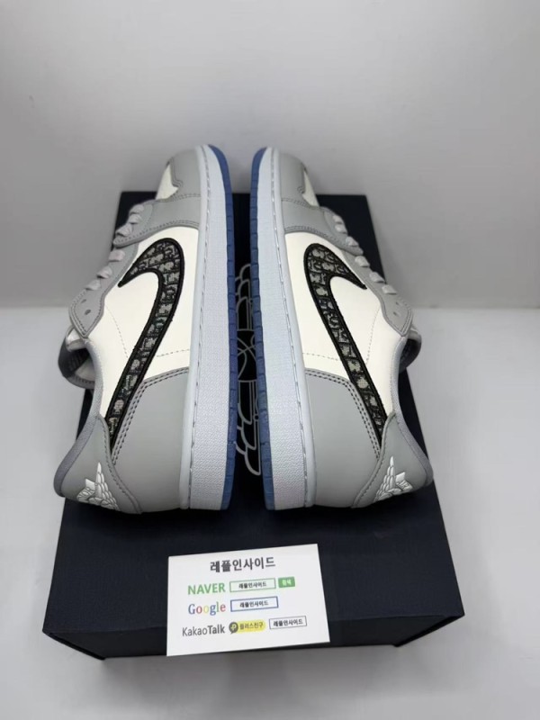 에어조던1 디올 힐 실사로 뒷면 디자인이 돋보입니다. top공장 레플리카 완성도로 살로몬과 아식스 운동화도 판매중입니다. 까르띠에 탱크 시계와 셀린느 트라이엄프 백도 구매 가능합니다.