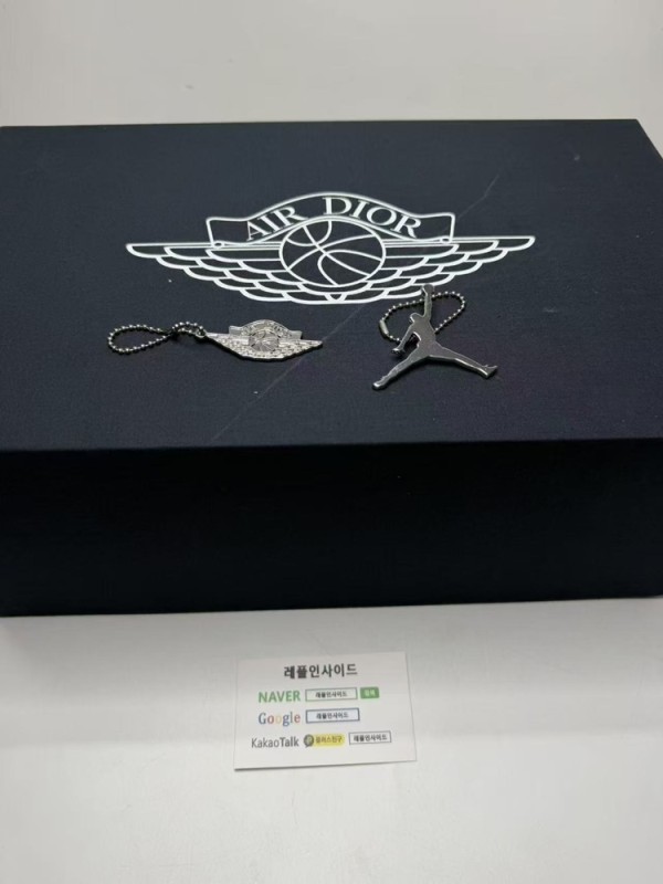 조던 x 디올 전체 실사로 다양한 각도에서 확인 가능합니다. 지존샵 특가 제품으로 컨버스와 반스 운동화도 인기입니다. 오리스 애커스 시계와 마르니 트렁크 백도 준비되어 있습니다.