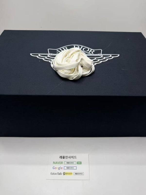 디올 에어조던1 로우 추가 실사샷 각도별 디테일 확인하세요. vr공장 레플리카로 푸마와 호카 오네오네 운동화도 판매중입니다. 론진 시계와 펜디 피카부 백도 구매 가능합니다.