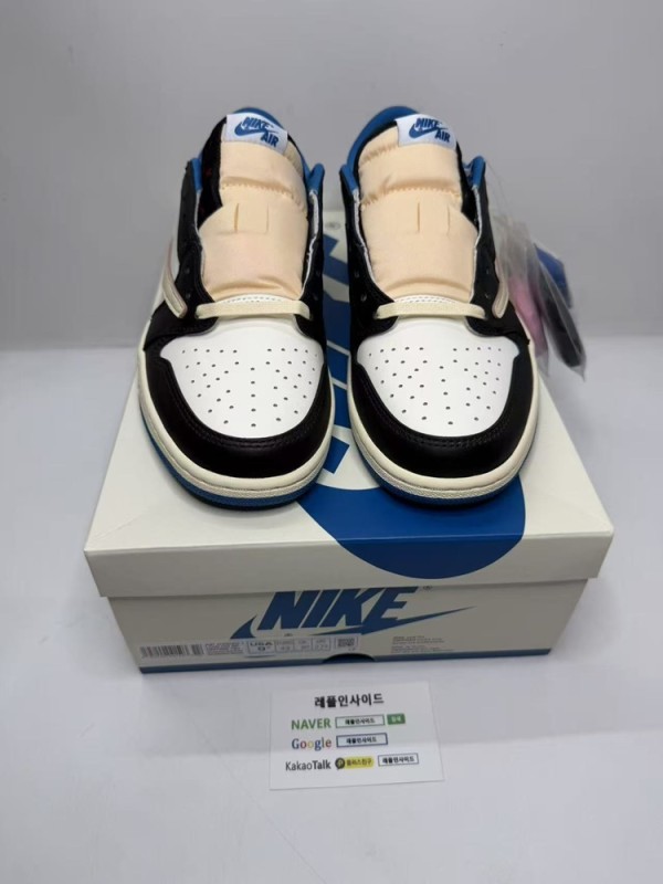 레플프라그먼트스캇화이트 레플리카트래비스스캇조던 실사 이미지입니다. OG공장 하이퀄리티 레플로 화이트 가죽과 블랙 스웨이드 조화가 돋보입니다. 발렌시아가 트리플s와 나이키 덩크도 함께 구매 가능합니다. 롤렉스 서브마리너 레플리카시계와 루이비통 알마 레플가방도 준비되어 있습니다.