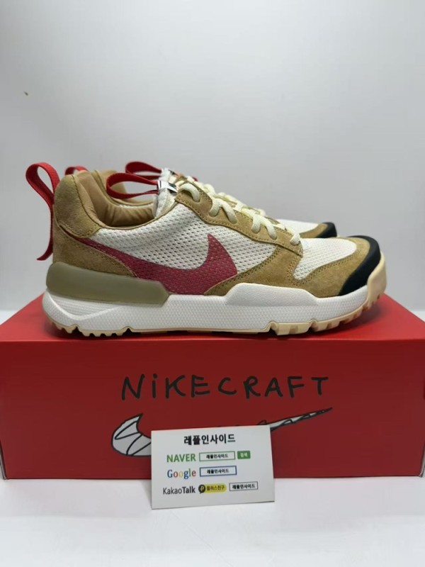 나이키 x 톰삭스 앞면 실사 LJR공장 정교한 스티칭과 토 부분 디테일이 돋보입니다. 아디다스 젤리피쉬와 퍼렐 콜라보 모델도 보유중입니다. 파텍필립 노틸러스 시계와 디올 북토트 백도 하이퀄리티입니다.