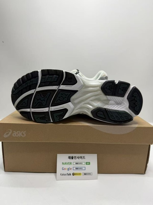 아식스 크림 스카라브 텅 로고 실사 plus공장 QC완료 제품입니다. 에르메스 스니커즈와 미하라 야스히로도 보유중입니다. 브라이틀링 내비타이머 시계와 보테가베네타 카세트 백도 만나보실 수 있습니다.