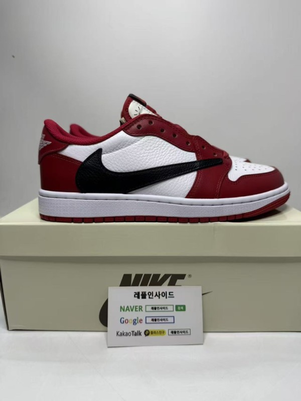 에어조던1 로우 시카고 앞면 실사 LJR공장 정교한 스티칭과 스웨이드 디테일이 돋보입니다. 아디다스 젤리피쉬와 퍼렐 콜라보 모델도 보유중입니다. 파텍필립 아쿠아넛 시계와 디올 북토트 백도 하이퀄리티입니다.