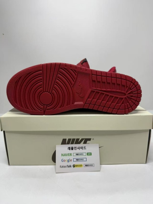 조던1 로우 시카고 바닥 실사 plus공장 QC완료 제품입니다. 에르메스 스니커즈와 미하라 야스히로도 보유중입니다. 브라이틀링 크로노맷 시계와 보테가베네타 파우치 백도 준비되어 있습니다.