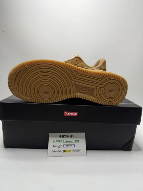 나이키 x 슈프림 바닥 아웃솔 실사 zh공장 에어포스1 아웃솔 디테일을 확인할 수 있습니다. 스캇 벨벳 브라운과 조던11도 준비됐습니다. IWC 포르투기저 시계와 생로랑 카바스 백도 준비되어 있습니다.