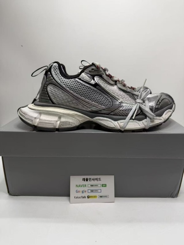 발렌시아가 3XL 앞면 실사로 토 부분과 오버로고 디테일이 돋보입니다. LJR공장 레플리카 퀄리티로 아디다스 젤리피쉬와 퍼렐 콜라보 모델도 보유중입니다. 파텍필립 노틸러스 시계와 디올 북토트 백도 하이퀄리티입니다.