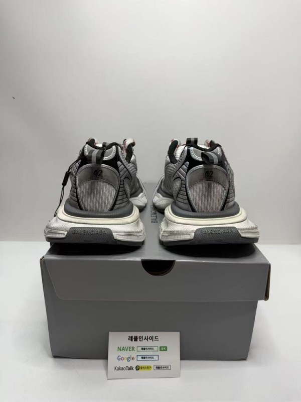 발렌시아가 3XL 그레이 레드 뒷면 실사로 힐 디자인이 돋보입니다. H12공장 마감샷으로 에르메스 스니커즈와 미하라 야스히로도 함께 판매중입니다. 태그호이어 카레라 시계와 프라다 리나일론 백도 구매 가능합니다.