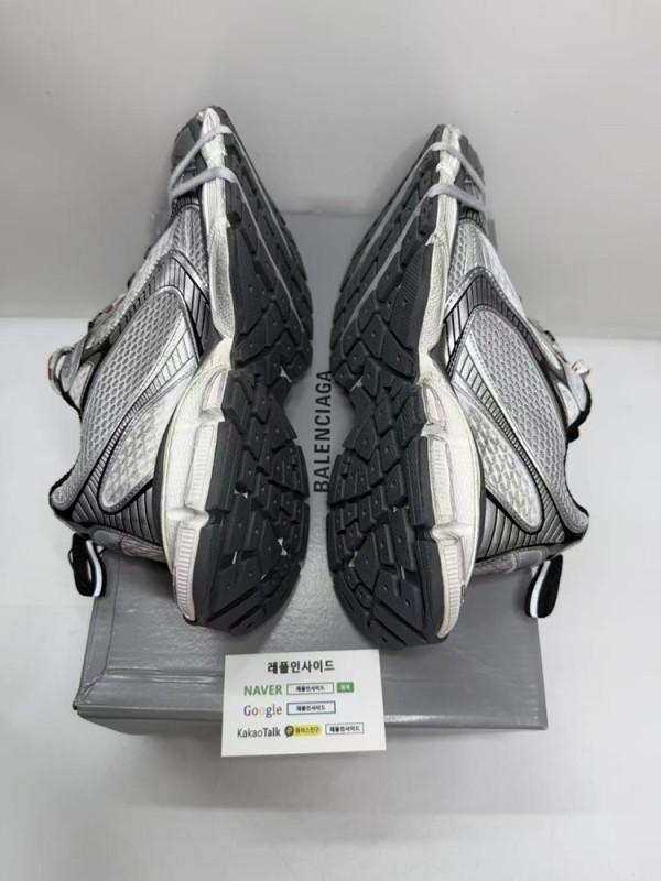 발렌시아가 3XL 텅 로고 실사로 디테일이 돋보입니다. plus공장 QC완료 제품으로 뉴발란스 992와 호카 오네오네도 보유중입니다. IWC 포르투기저 시계와 보테가베네타 카세트 백도 만나보실 수 있습니다.