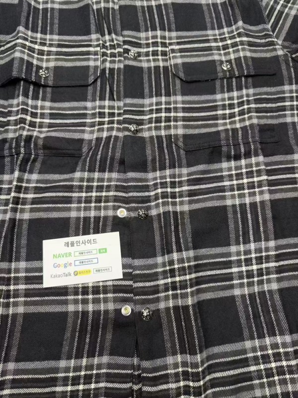 크롬하츠 체크 셔츠 앞면 실사 LJR공장 정교한 자수와 체크 패턴 디테일이 돋보입니다. 아디다스 젤리피쉬와 퍼렐 콜라보 모델도 보유중입니다. 파텍필립 노틸러스 시계와 디올 북토트 백도 하이퀄리티입니다.