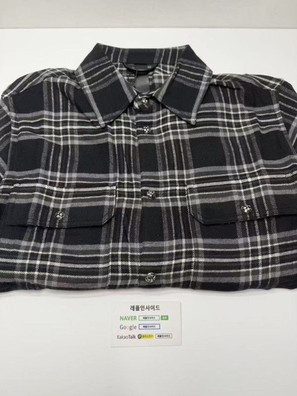 크롬하츠 체크 셔츠 소매 실사 zh공장 크롬하츠 로고와 체크 디테일을 확인할 수 있습니다. 스캇 벨벳 브라운과 조던11도 준비됐습니다. IWC 포르투기저 시계와 생로랑 카바스 백도 준비되어 있습니다.