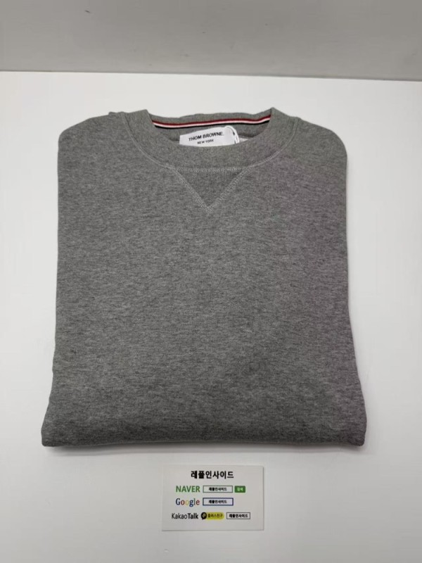 레플리카 명품 [Thom Browne] 톰브라운 포바 클래식 퓨어 코튼 라운드넥 맨투맨 실사 디테일! - 앞면 실사 1