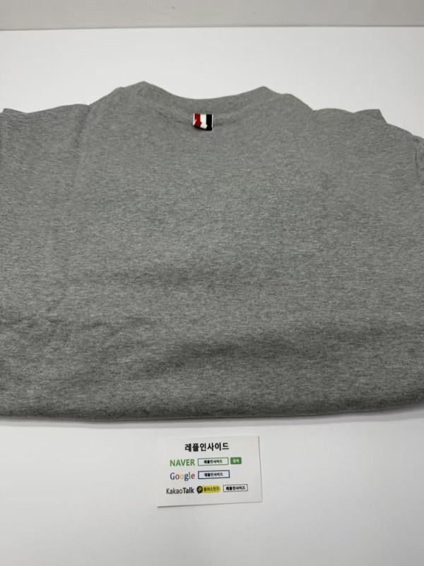 레플리카 명품 [Thom Browne] 톰브라운 포바 클래식 퓨어 코튼 라운드넥 맨투맨 실사 디테일! - 뒷면 실사 3