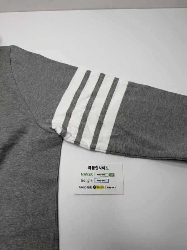 레플리카 명품 [Thom Browne] 톰브라운 포바 클래식 퓨어 코튼 라운드넥 맨투맨 실사 디테일! - 디테일 실사 4