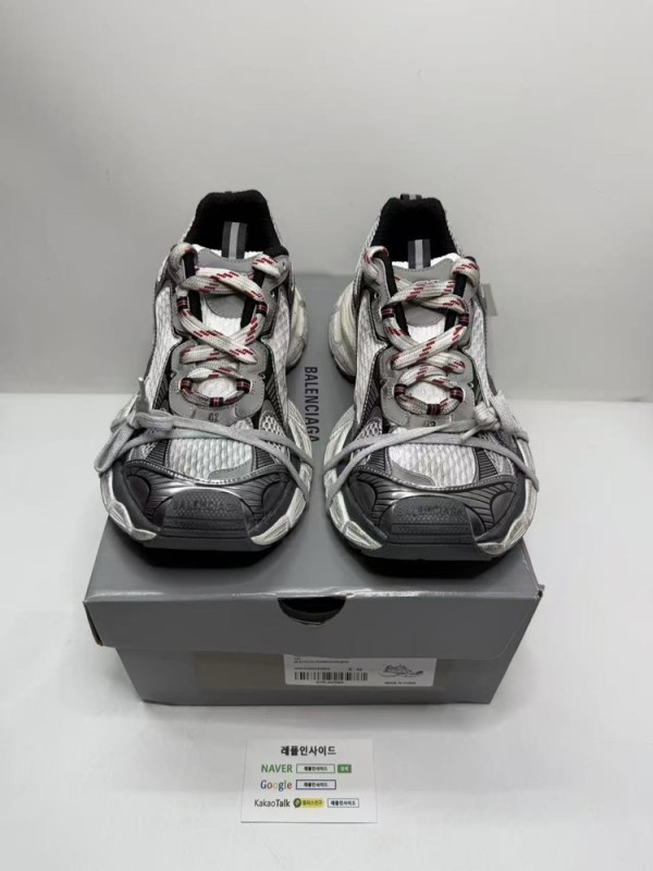 레플발렌시아가3XL그레이레드 레플리카발렌시아가3XL 실사 이미지입니다. ZH공장 하이퀄리티 레플로 오버사이즈 실루엣과 레이어드 디테일이 돋보입니다. 트래비스 스캇 조던과 발렌시아가 트랙도 함께 구매 가능합니다. 롤렉스 데이토나 레플리카시계와 루이비통 알마 레플가방도 준비되어 있습니다.