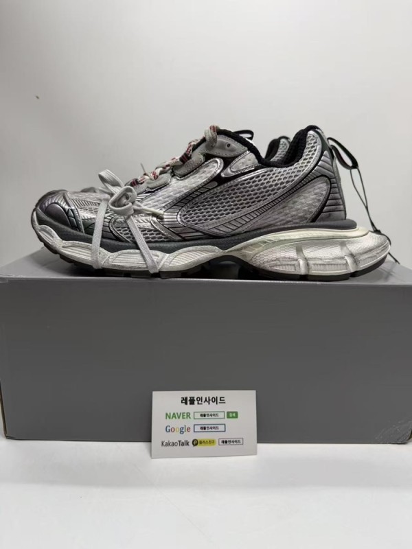 레플발렌시아가3XL그레이레드 레플리카발렌시아가3XL 측면 실사샷 OG공장 특유의 완성도 높은 레이어드 디테일을 보여줍니다. 프라그먼트스캇 밀리터리 레플과 스캇 올리브 레플리카도 인기입니다. 오메가 스피드마스터 레플시계와 구찌 재키1961 레플백도 함께 코디 가능합니다.