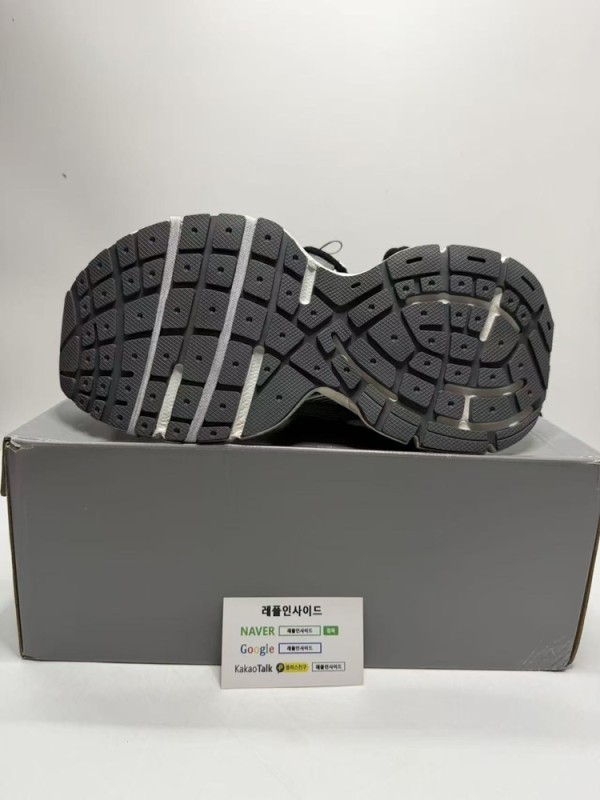 발렌시아가 3XL 바닥 아웃솔 실사로 독특한 트레드 패턴을 확인할 수 있습니다. zh공장 정교한 마감으로 스캇 카나리와 조던1 로우 리버스모카도 인기입니다. 브라이틀링 크로노맷 시계와 생로랑 니키 백도 준비되어 있습니다.