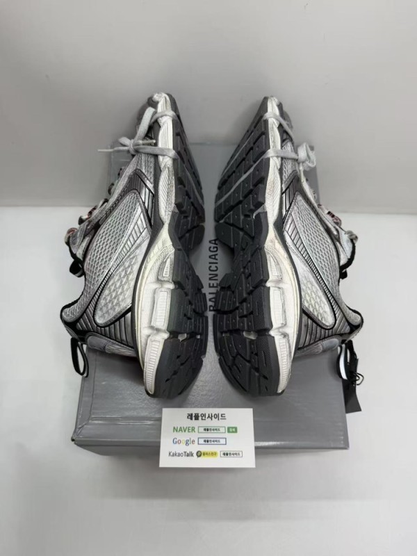 발렌시아가 3XL 그레이 레드 전체 실사로 다양한 각도에서 확인 가능합니다. top공장 레플리카 완성도로 살로몬과 아식스 운동화도 판매중입니다. 까르띠에 산토스 시계와 셀린느 트라이엄프 백도 구매 가능합니다.