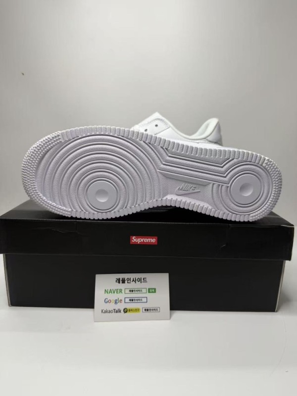 레플리카 명품 [NIKE] 나이키 x 슈프림 에어포스1 로우 화이트 CU9225-100 남녀공용 (OWF공장) 실사 디테일! - 로고 실사 5