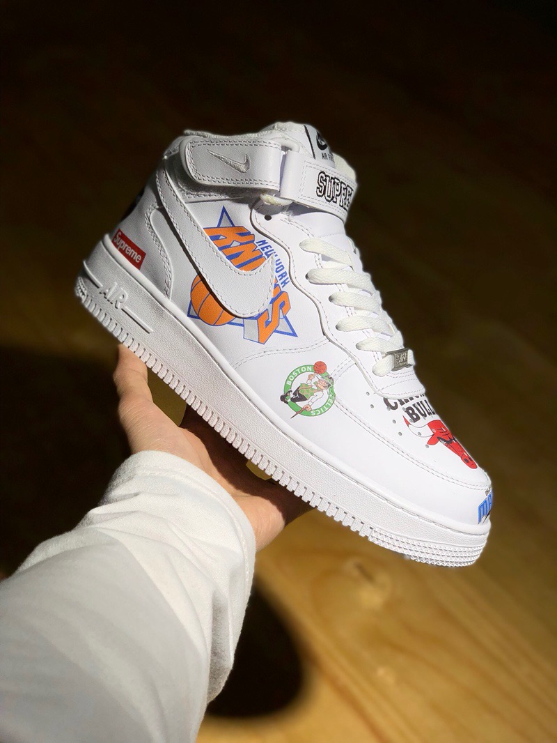 [NIKE] 나이키 X 슈프림 에어포스1 미드 NBA 팀로고 화이트 AQ8017-100 남녀공용