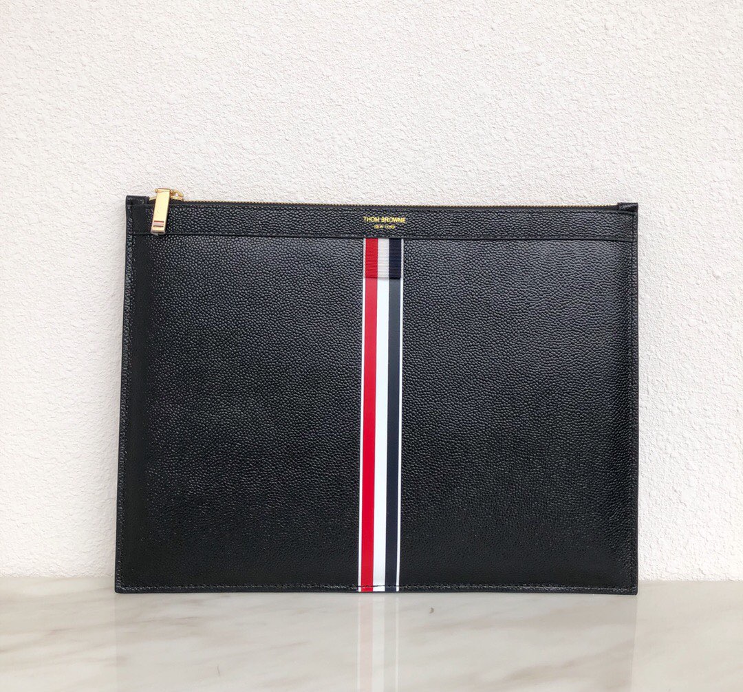 [Thom Browne] 톰브라운 삼선 페블 클러치 블랙 미듐