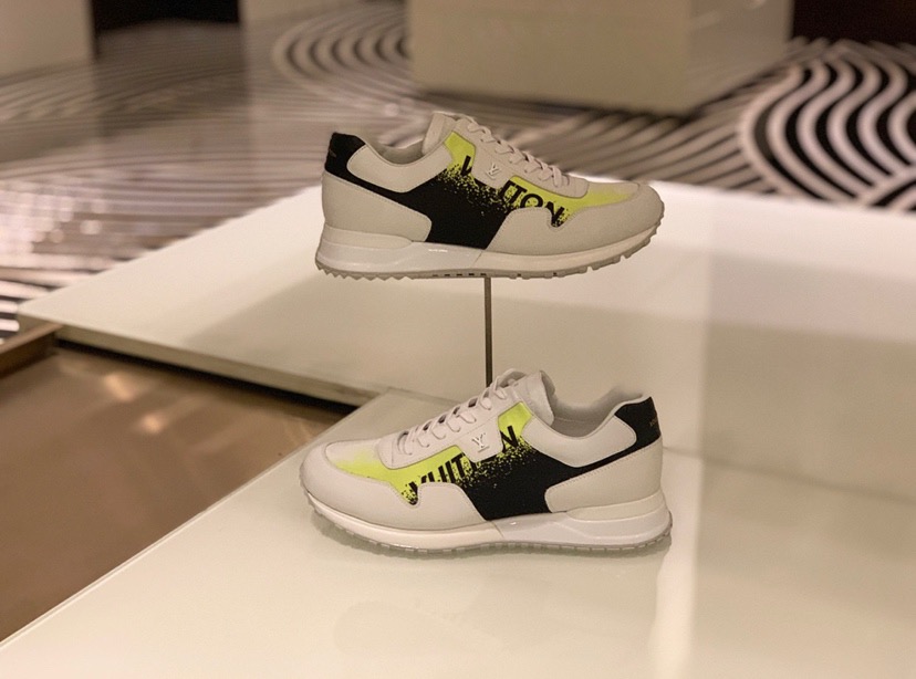 [LOUIS VUITTON] 19FW 루이비통 런어웨이 시그니처 래더 형광 스니커즈 남성용