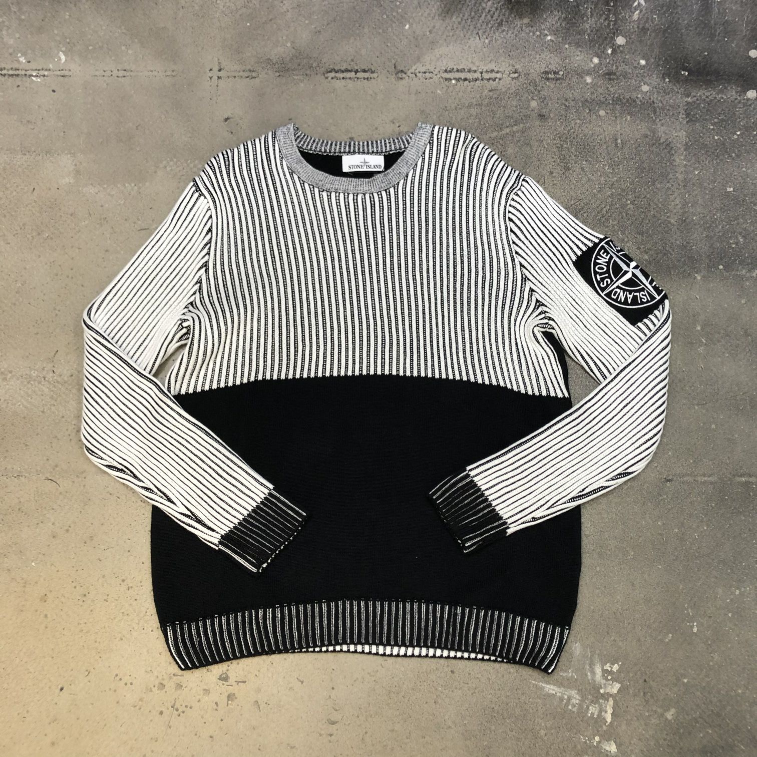 [STONE ISLAND] 19FW 스톤 아일랜드 자수 블랙 앤 화이트 스웨터