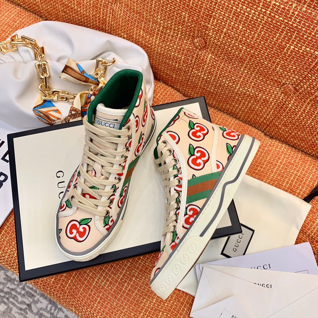 [GUCCI] 20SS 구찌 X 디즈니 테니스 1977 스니커즈 하이탑 GG 애플 프린트 아이보리 남녀공용