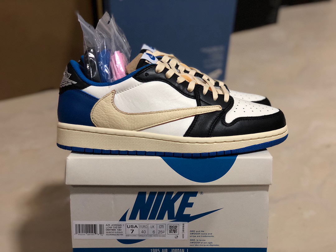 [AIR JORDAN] 트래비스 스캇 x 프라그먼트 x 에어조던1 로우 DM7866-140 남성용