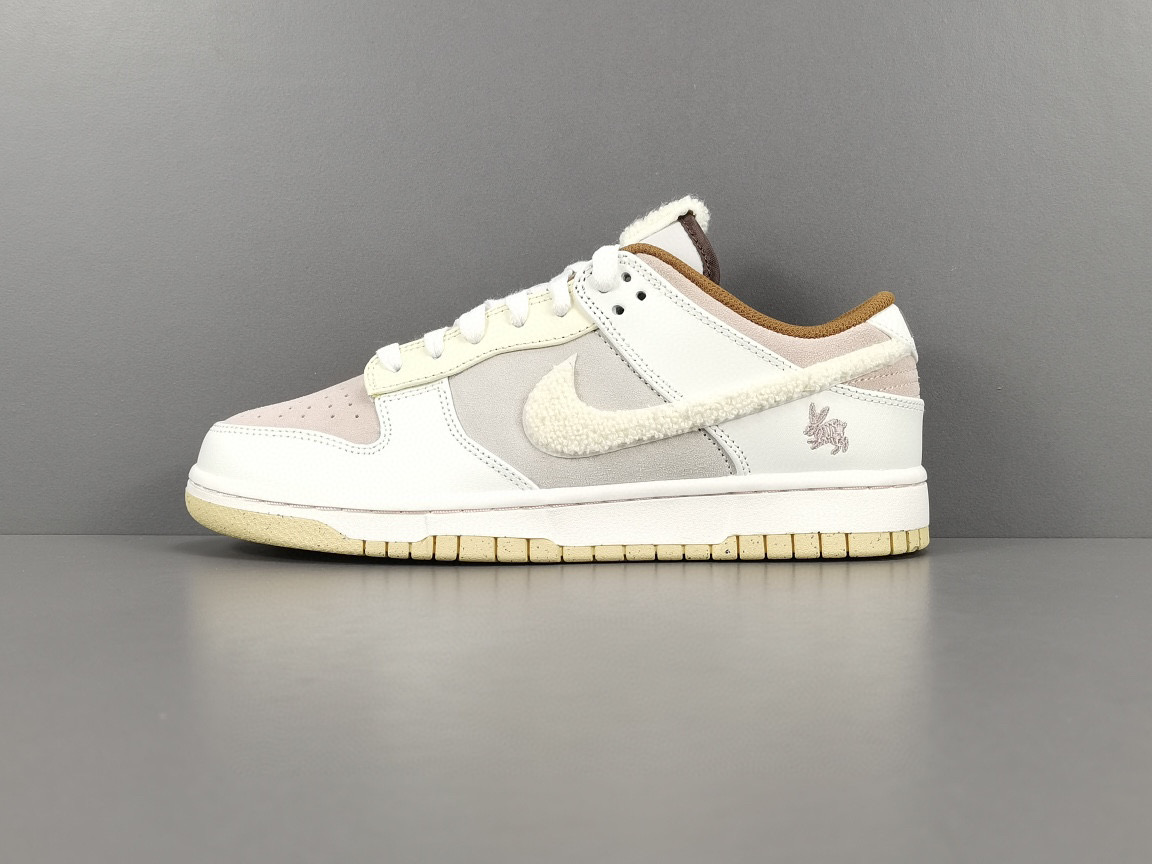 [NIKE] 나이키 덩크 로우 이어 오브 더 래빗 FD4203-211 남녀공용