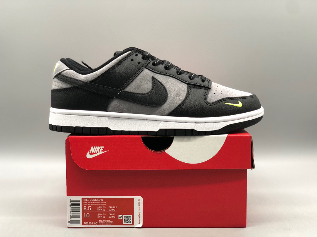 [NIKE] 나이키 덩크 로우 그레이 블랙 그린 스트라이크 FQ2205-001 남녀공용