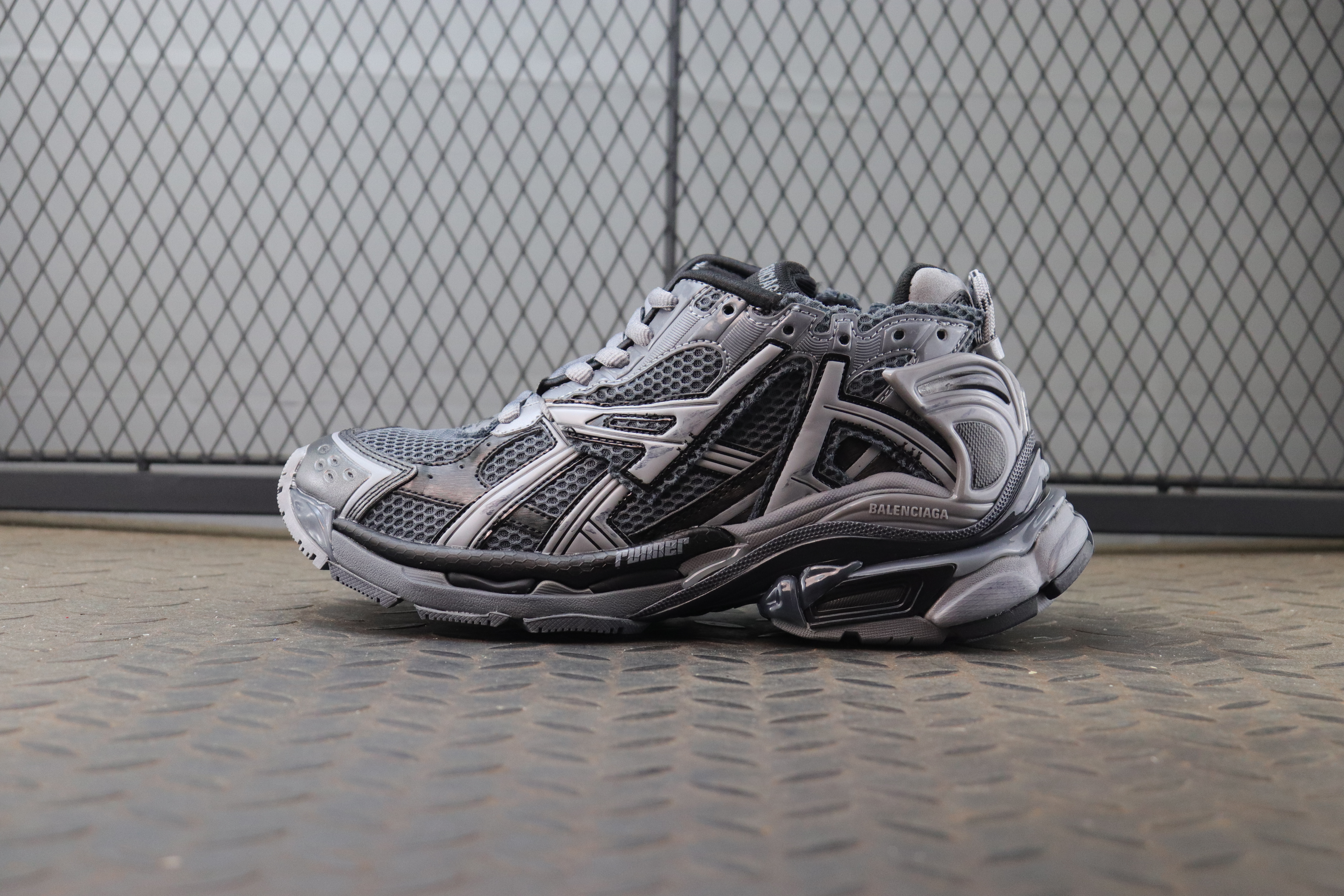 [BALENCIAGA] 발렌시아가 그래피티 러너 7.0 스니커즈 다크 그레이 블랙 남녀공용 (OK공장)