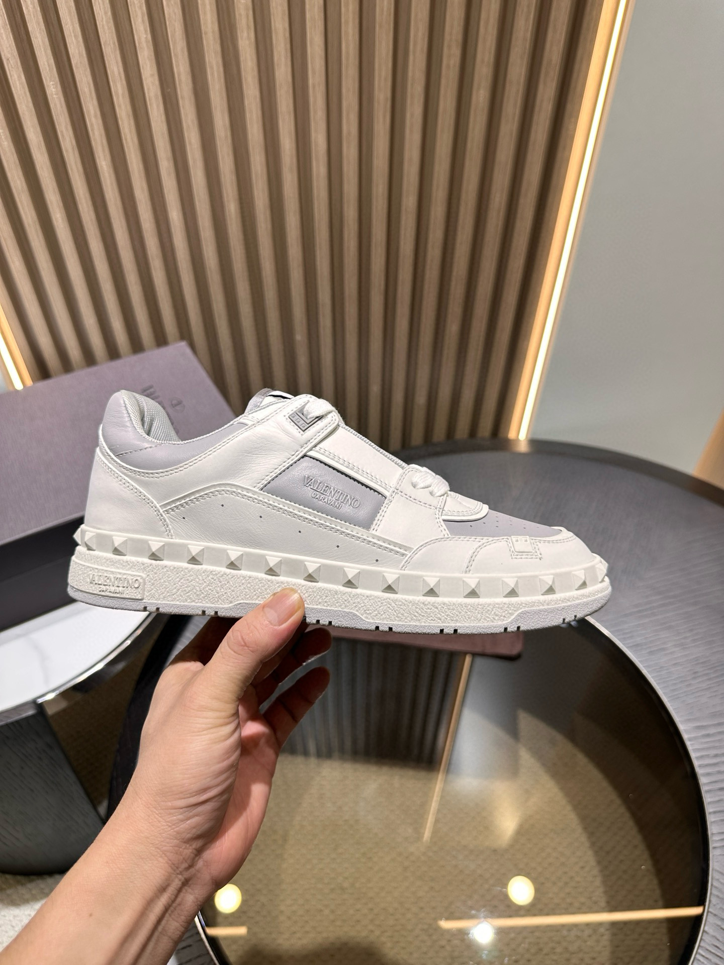 [VALENTINO] 발렌티노 FREEDOTS 스니커즈 남성용