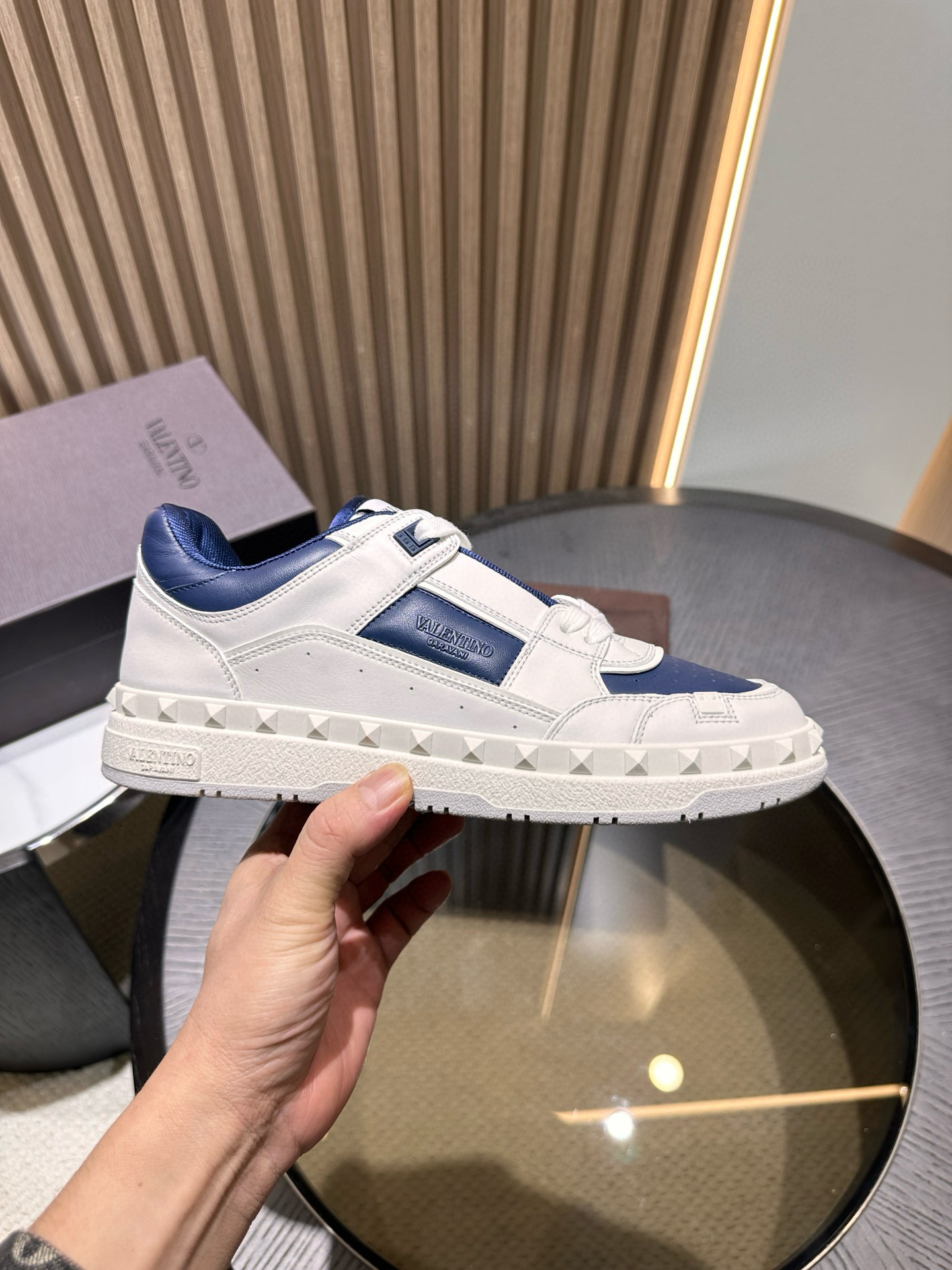 [VALENTINO] 발렌티노 FREEDOTS 스니커즈 남성용