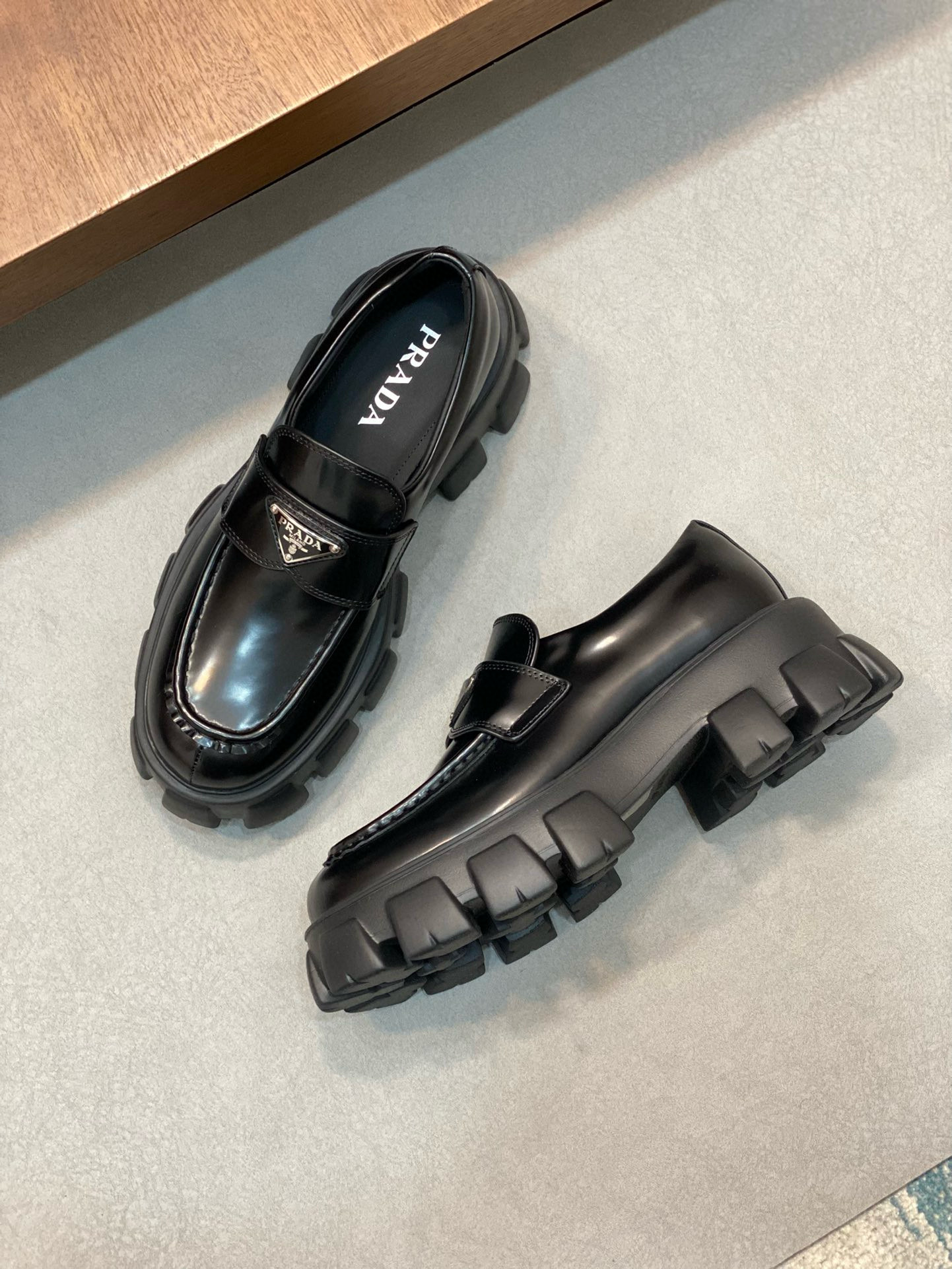 [PRADA] 프라다 브러시드 모놀리스 로퍼 남녀공용
