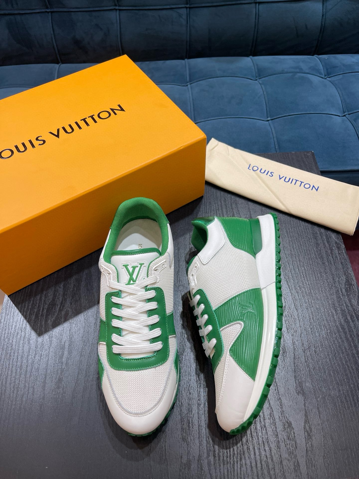 [LOUIS VUITTON] 루이비통 런어웨이 스니커즈 남성용