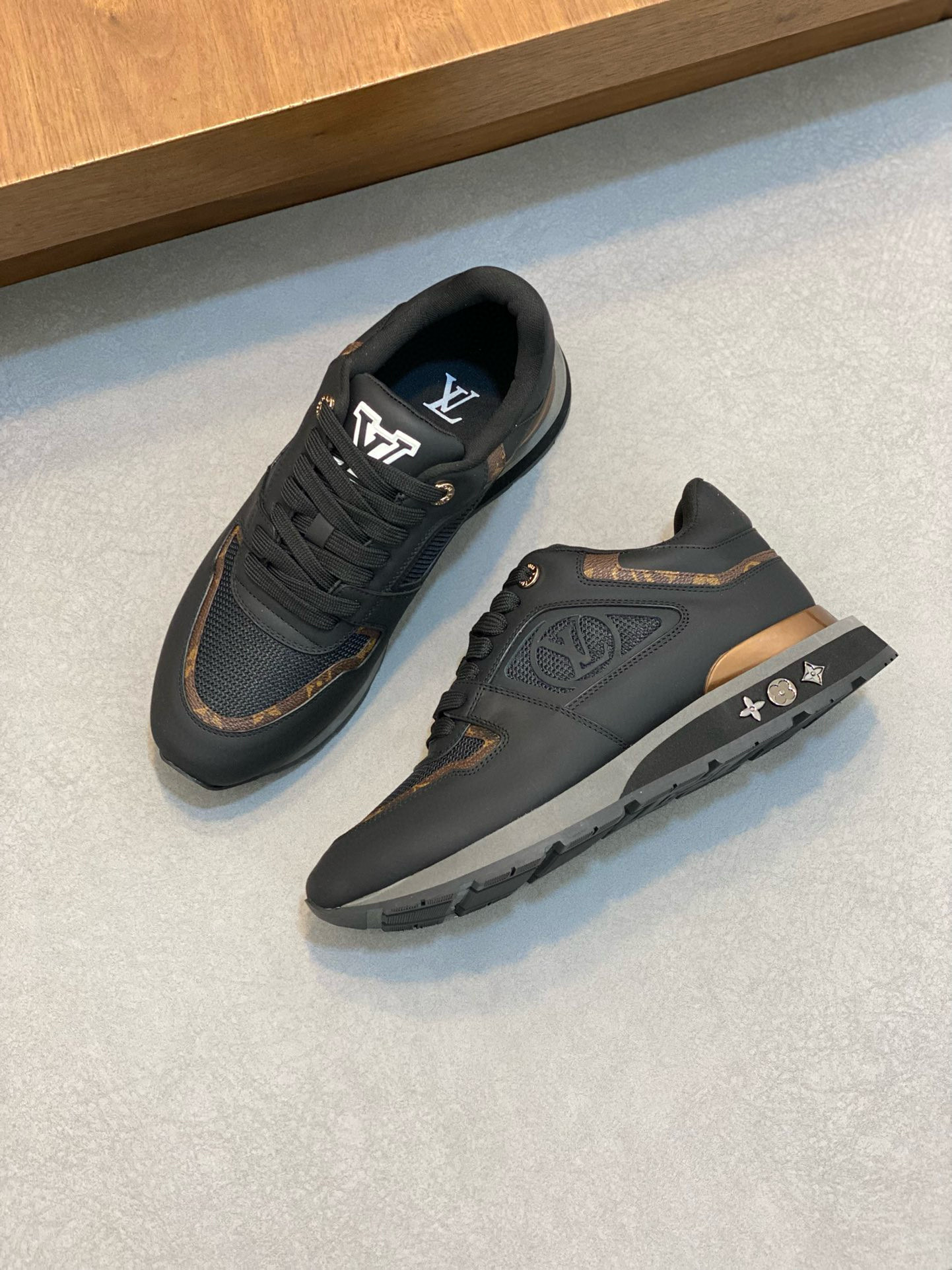 [LOUIS VUITTON] 루이비통 런어웨이 스니커즈 남성용