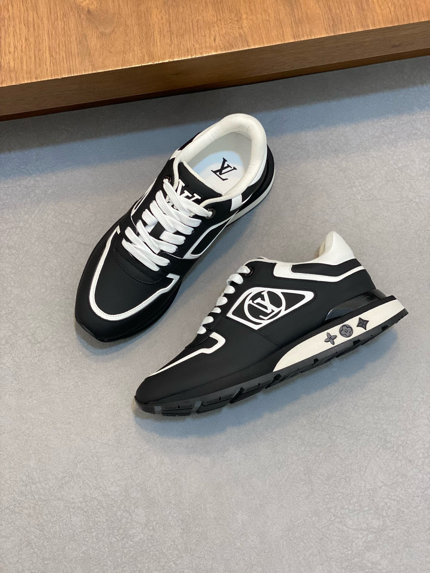 [LOUIS VUITTON] 루이비통 런어웨이 스니커즈 남성용