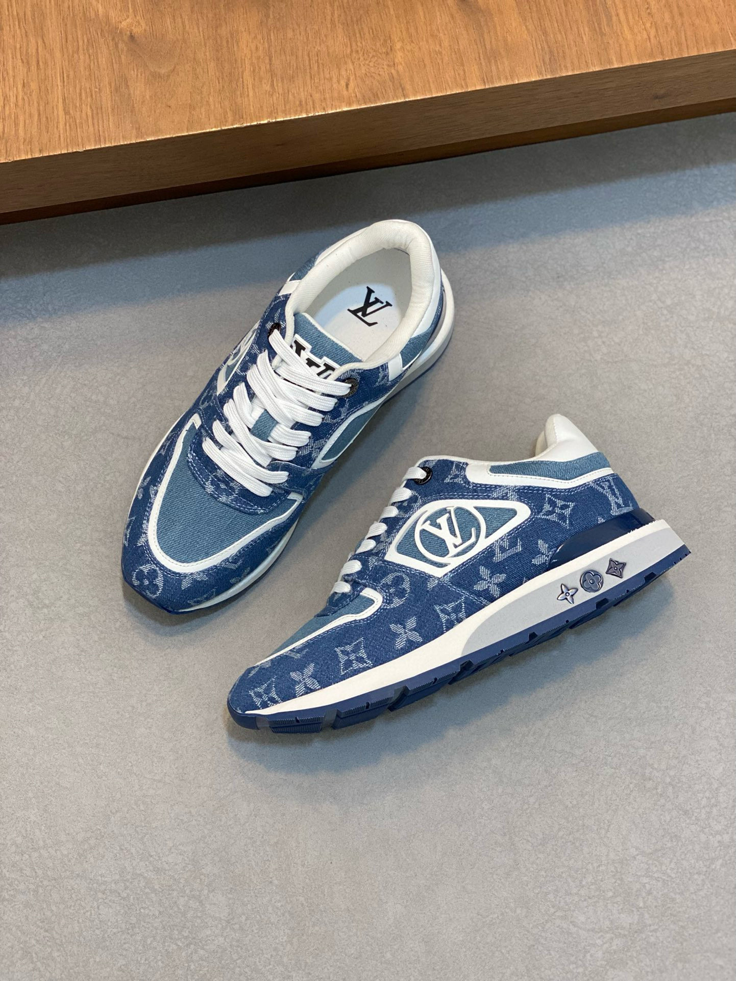 [LOUIS VUITTON] 루이비통 런어웨이 스니커즈 남성용