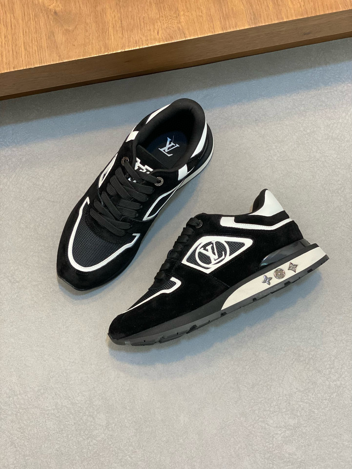 [LOUIS VUITTON] 루이비통 런어웨이 스니커즈 남성용