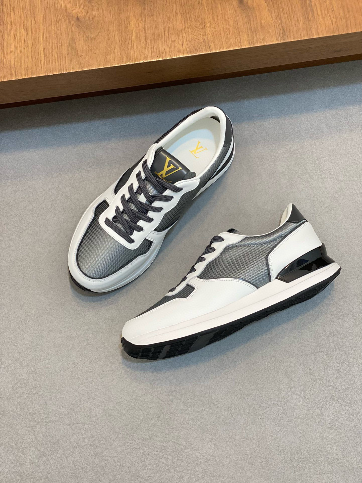 [LOUIS VUITTON] 루이비통 스니커즈 남성용