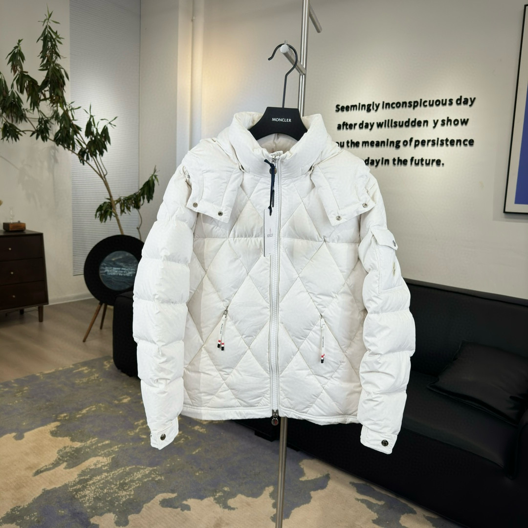 [MONCLER] 몽클레어 Averole 다운 숏패딩 화이트 남성용