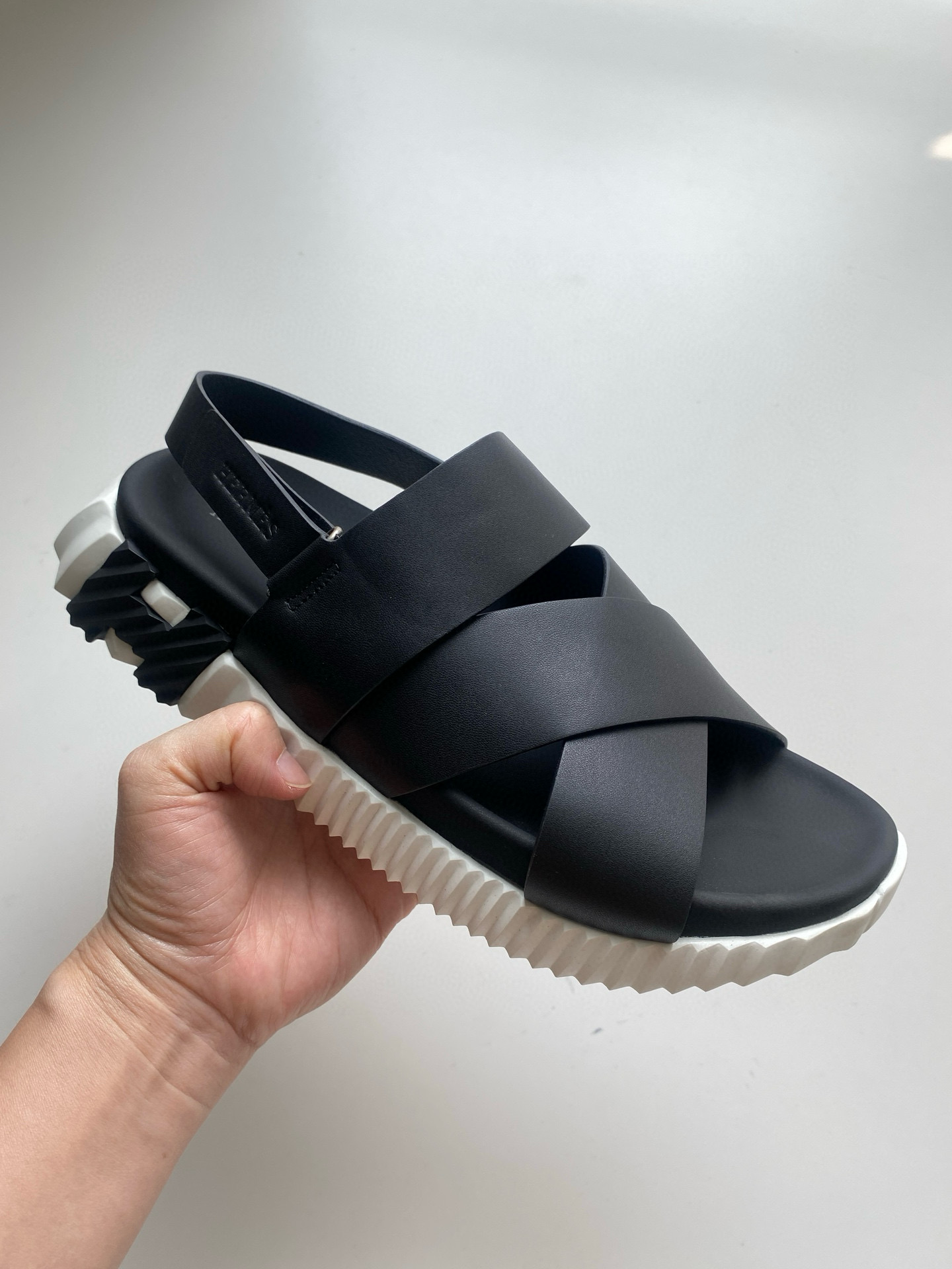 [HERMES] 에르메스 일레트릭 샌들 남성용