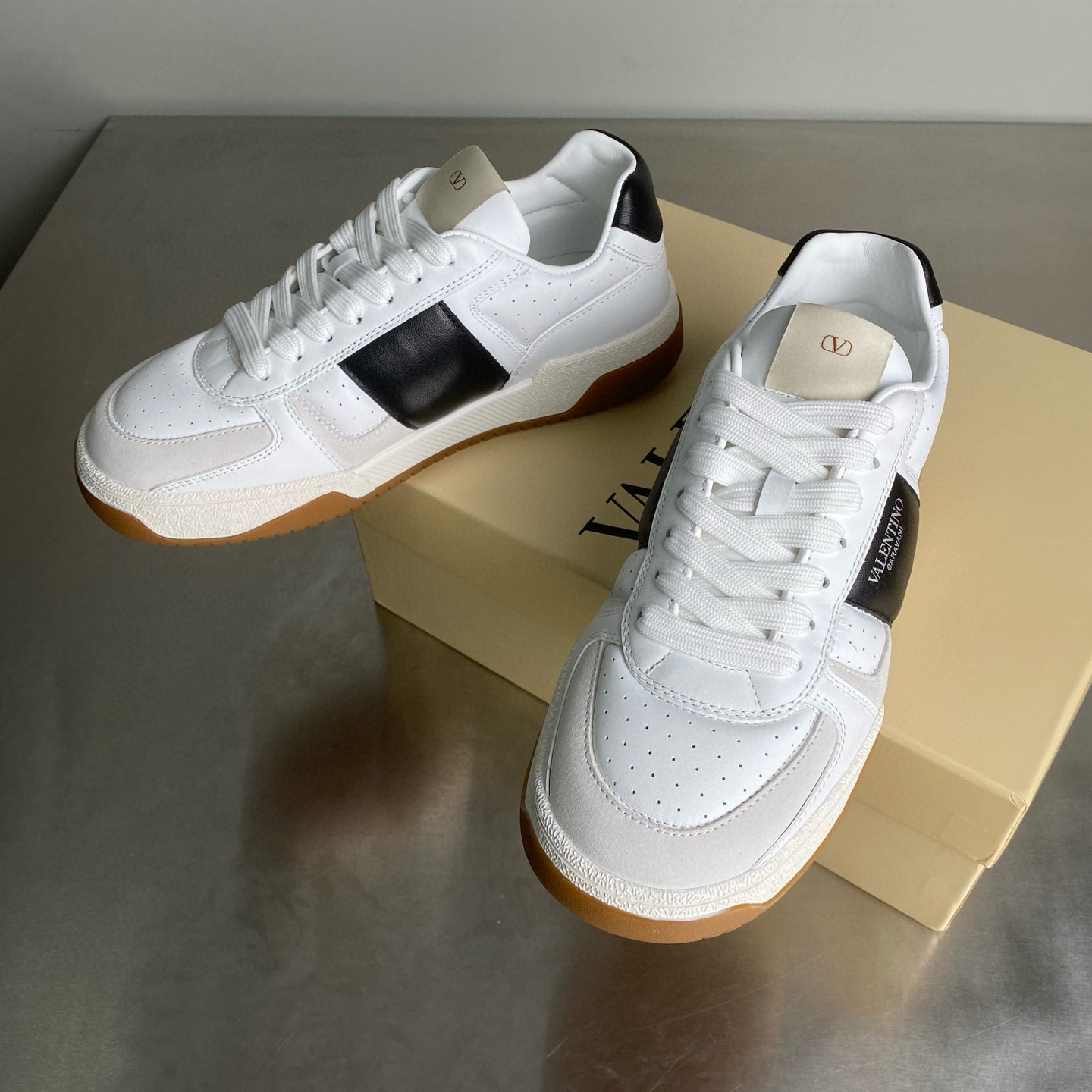 [VALENTINO] 발렌티노 Joie de Jouer 라운드 토 스니커즈 남녀공용