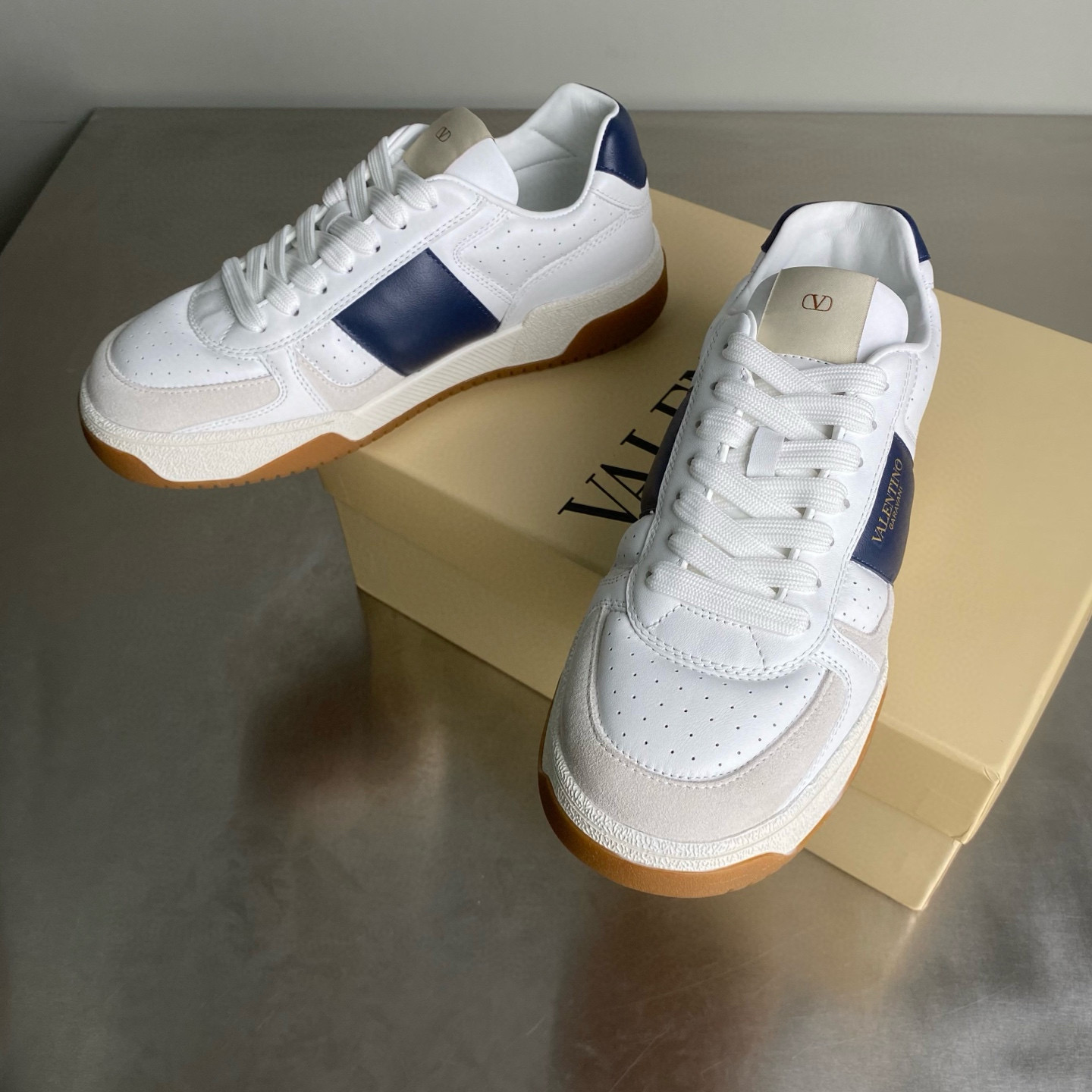 [VALENTINO] 발렌티노 Joie de Jouer 라운드 토 스니커즈 남녀공용