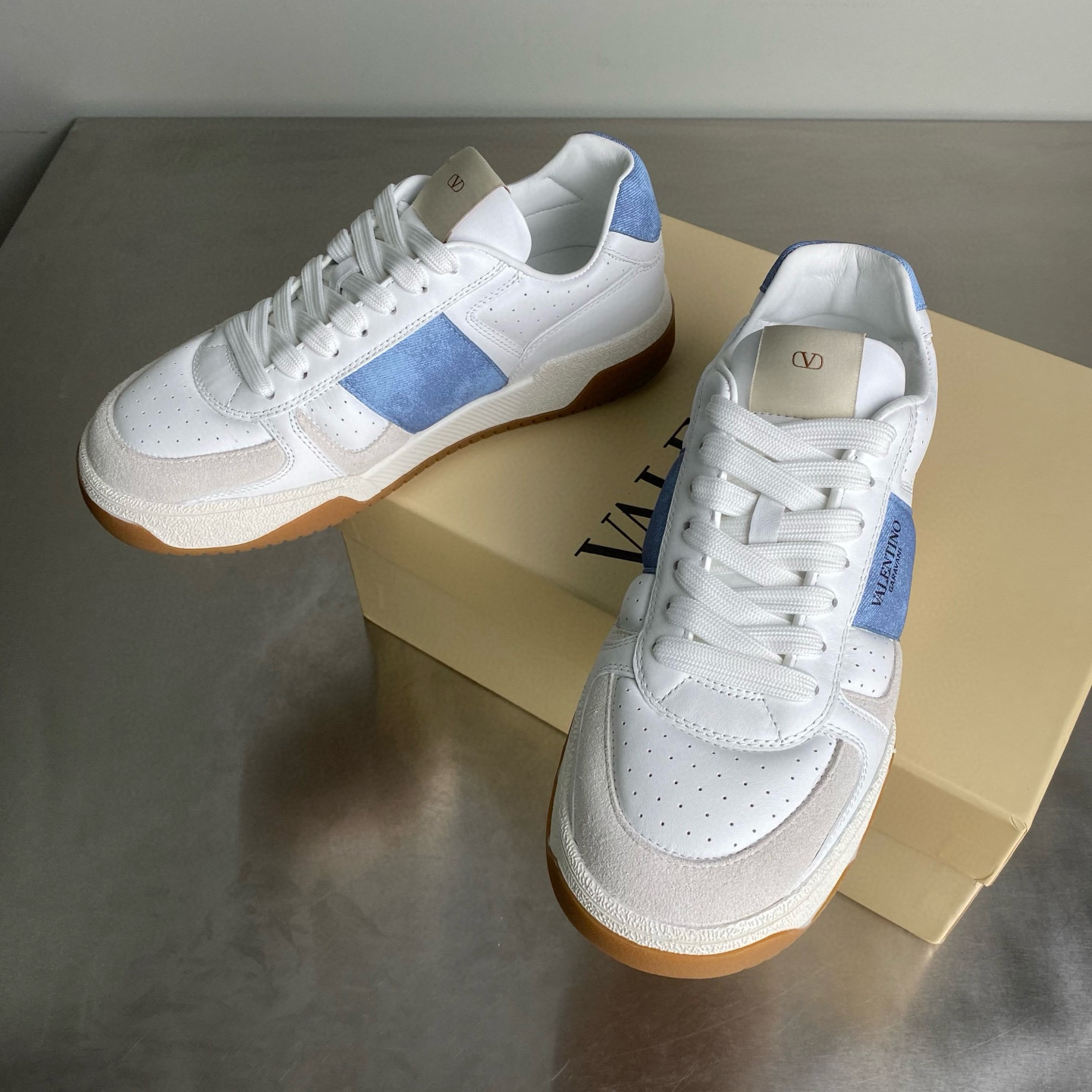 [VALENTINO] 발렌티노 Joie de Jouer 라운드 토 스니커즈 남녀공용