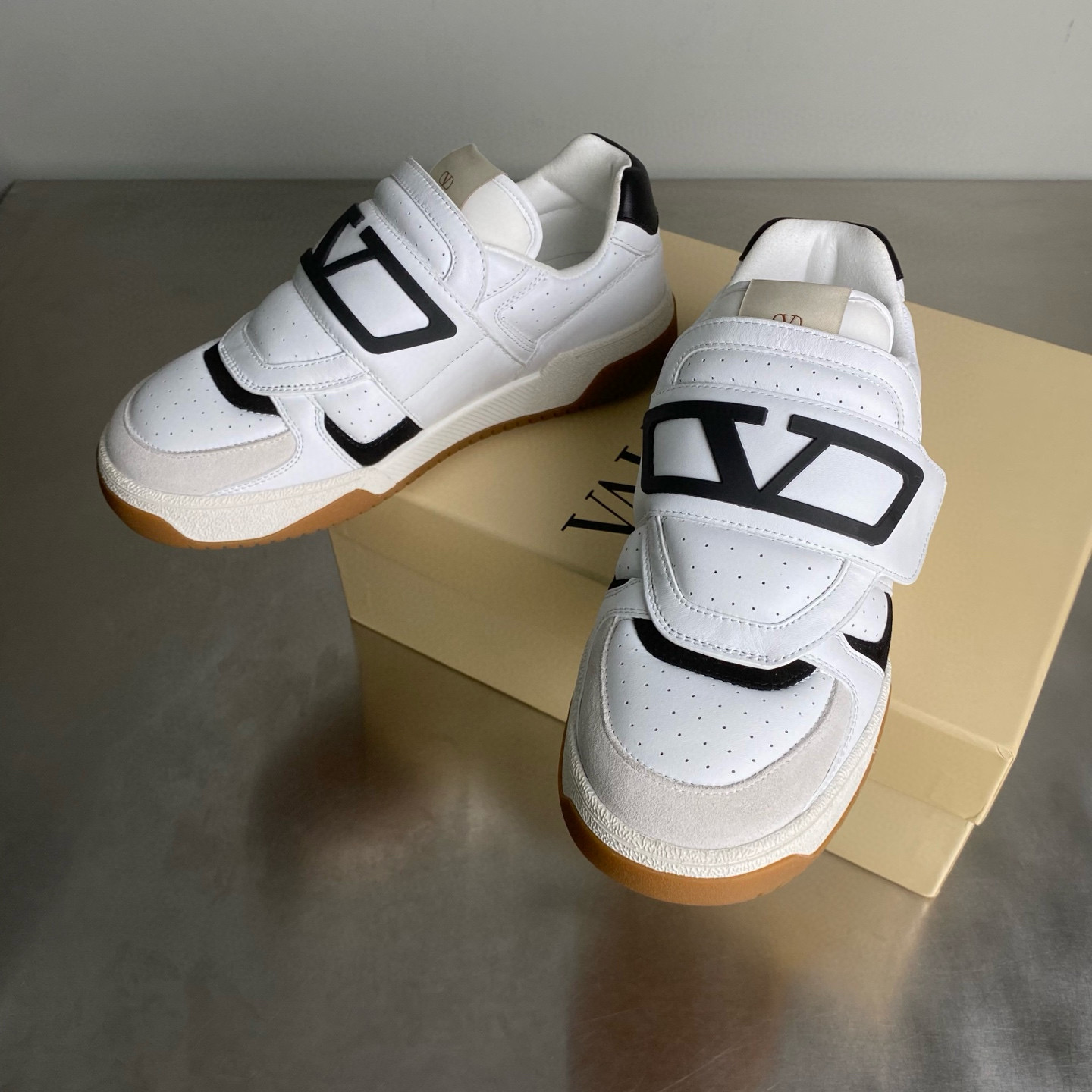 [VALENTINO] 발렌티노 Joie de Jouer 라운드 토 스니커즈 남녀공용