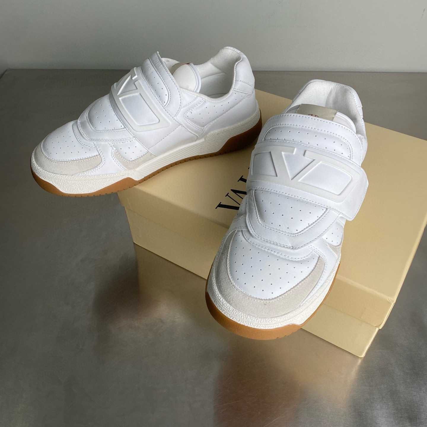 [VALENTINO] 발렌티노 Joie de Jouer 라운드 토 스니커즈 남녀공용